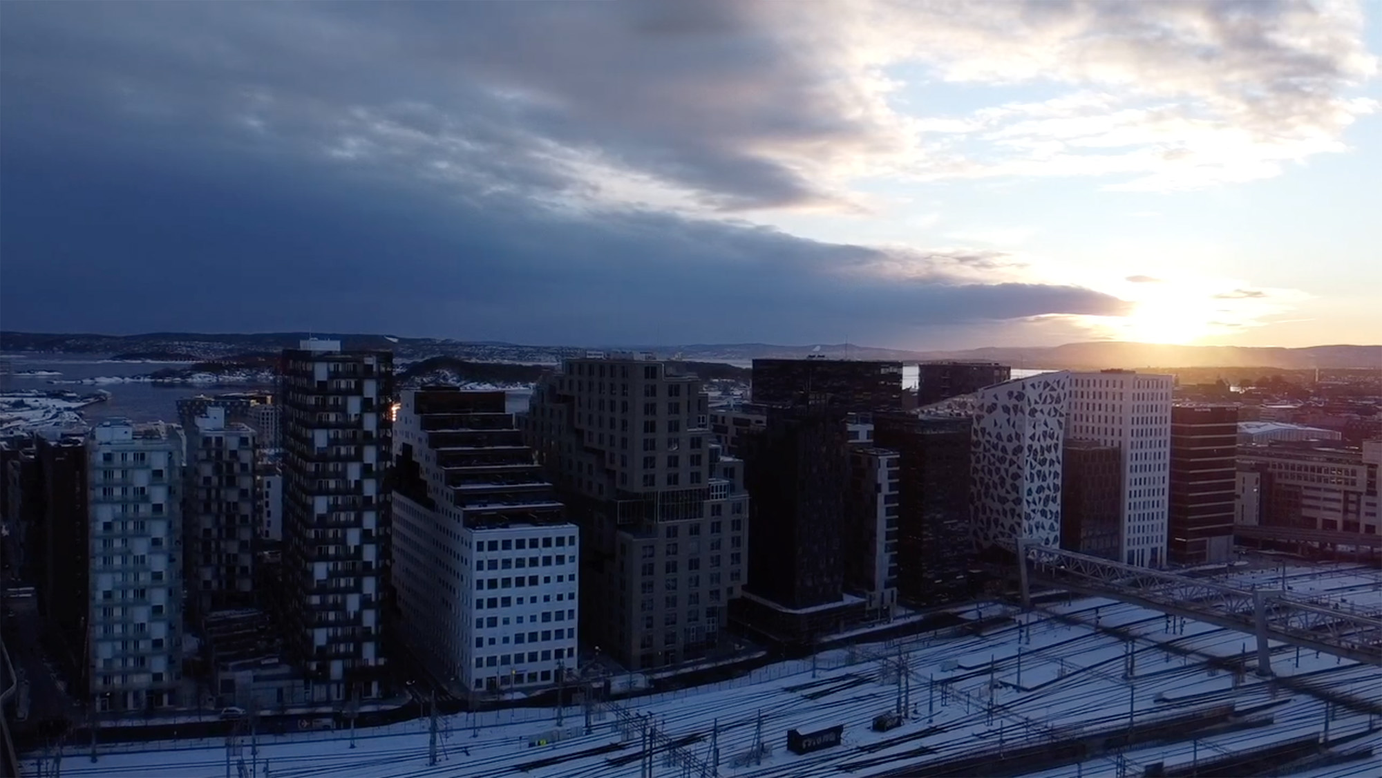 Bjørvika og Barcode-rekken i Oslo i solnedgang — FendR Project Finance holder til i Dronning Eufemias gate